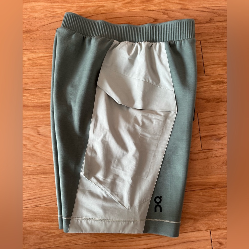 On men’s shorts SzL